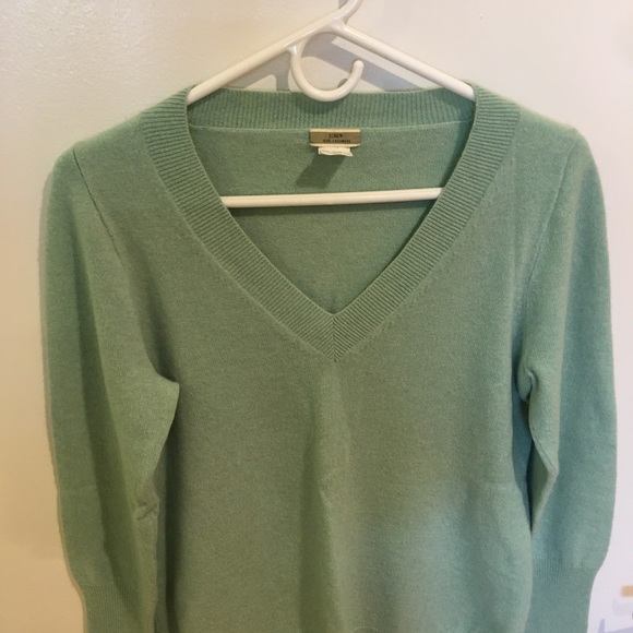 J crew cashmere v neck in minty green - Picture 2 of 3